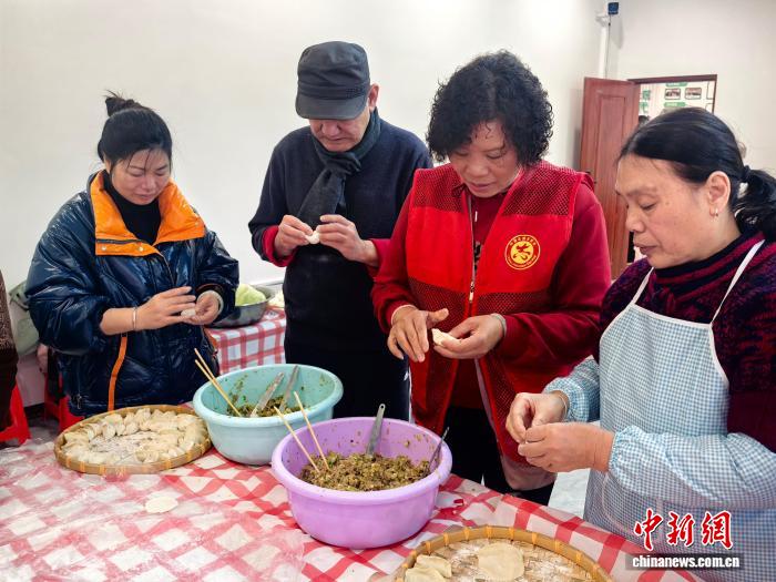 (新春走基层)桂林漓江社区小年团圆饭:二十三载约定