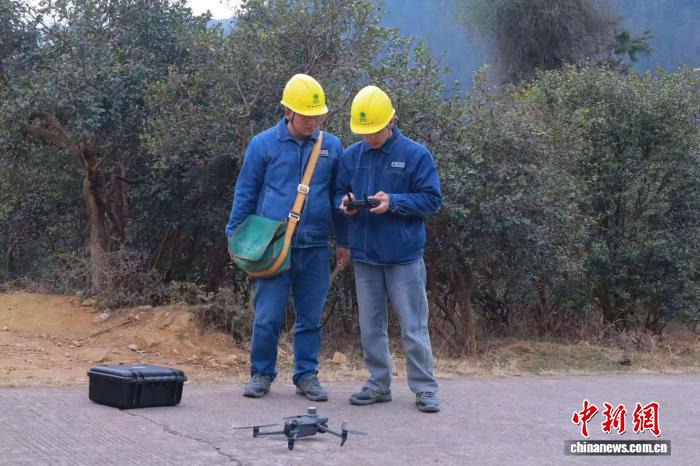 (新春走基层)江西山区守电人:巡山护线,只为点亮万家团圆灯火