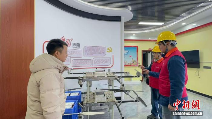 (新春走基层)江西山区守电人:巡山护线,只为点亮万家团圆灯火