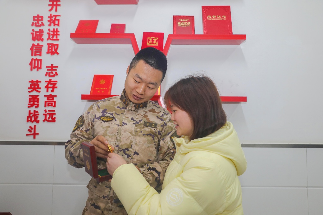 武警重庆官兵六年帮扶，女孩圆梦大学军营过年