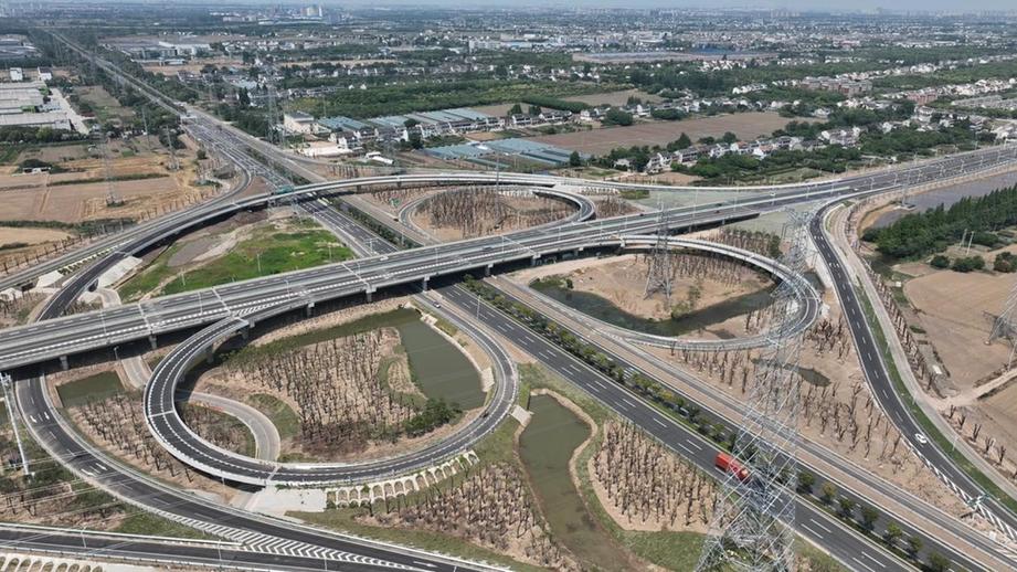 大道如虹筑通途，匠心笃行谱新篇