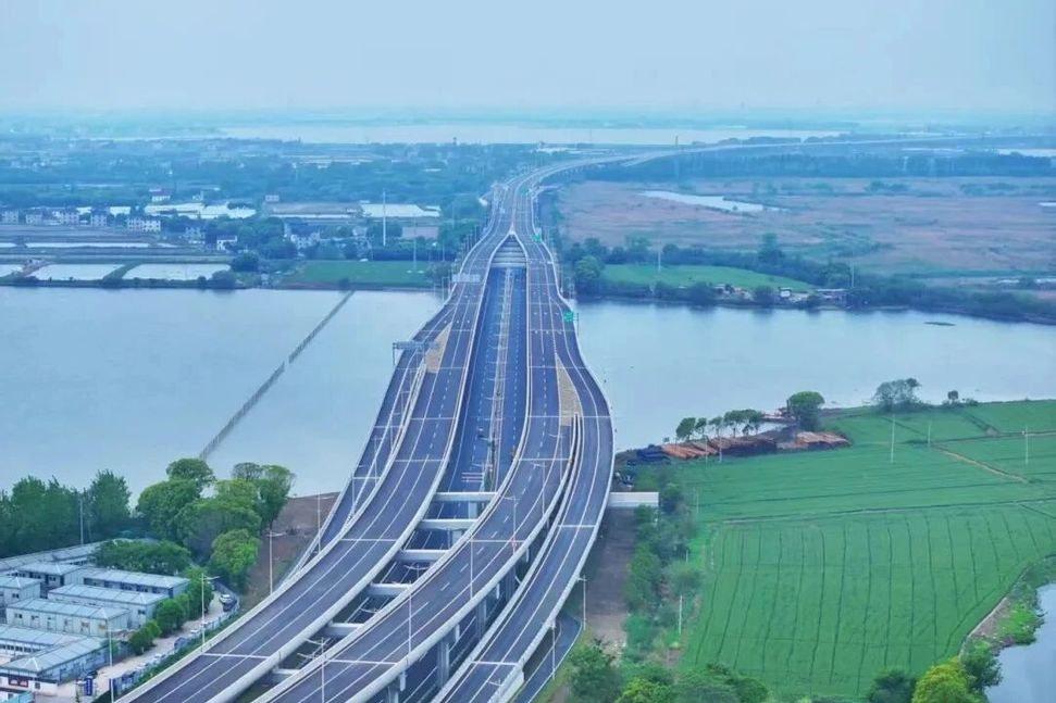 大道如虹筑通途，匠心笃行谱新篇