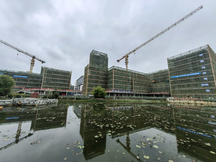 广西首个100%再生粗骨料混凝土示范工程封顶