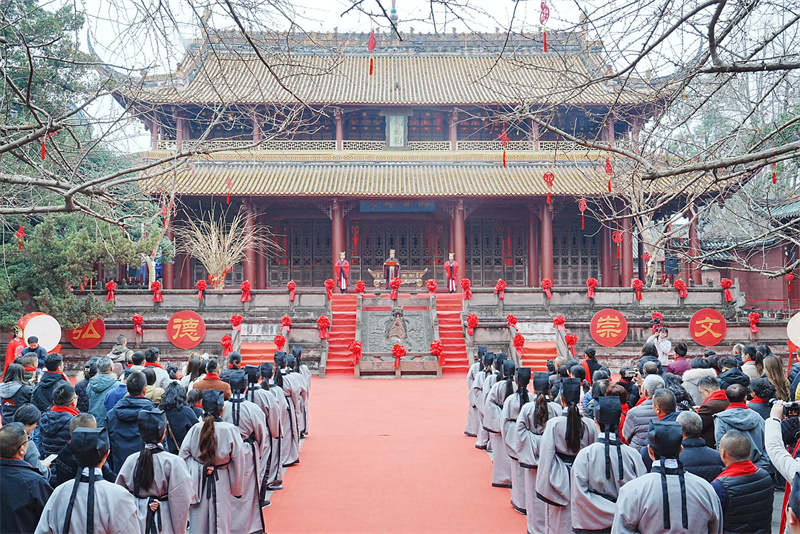状元巡游、夜游花船......成都崇州罨画池文庙会带你沉浸式体验中国年 庙会现场。崇州市委宣传部供图