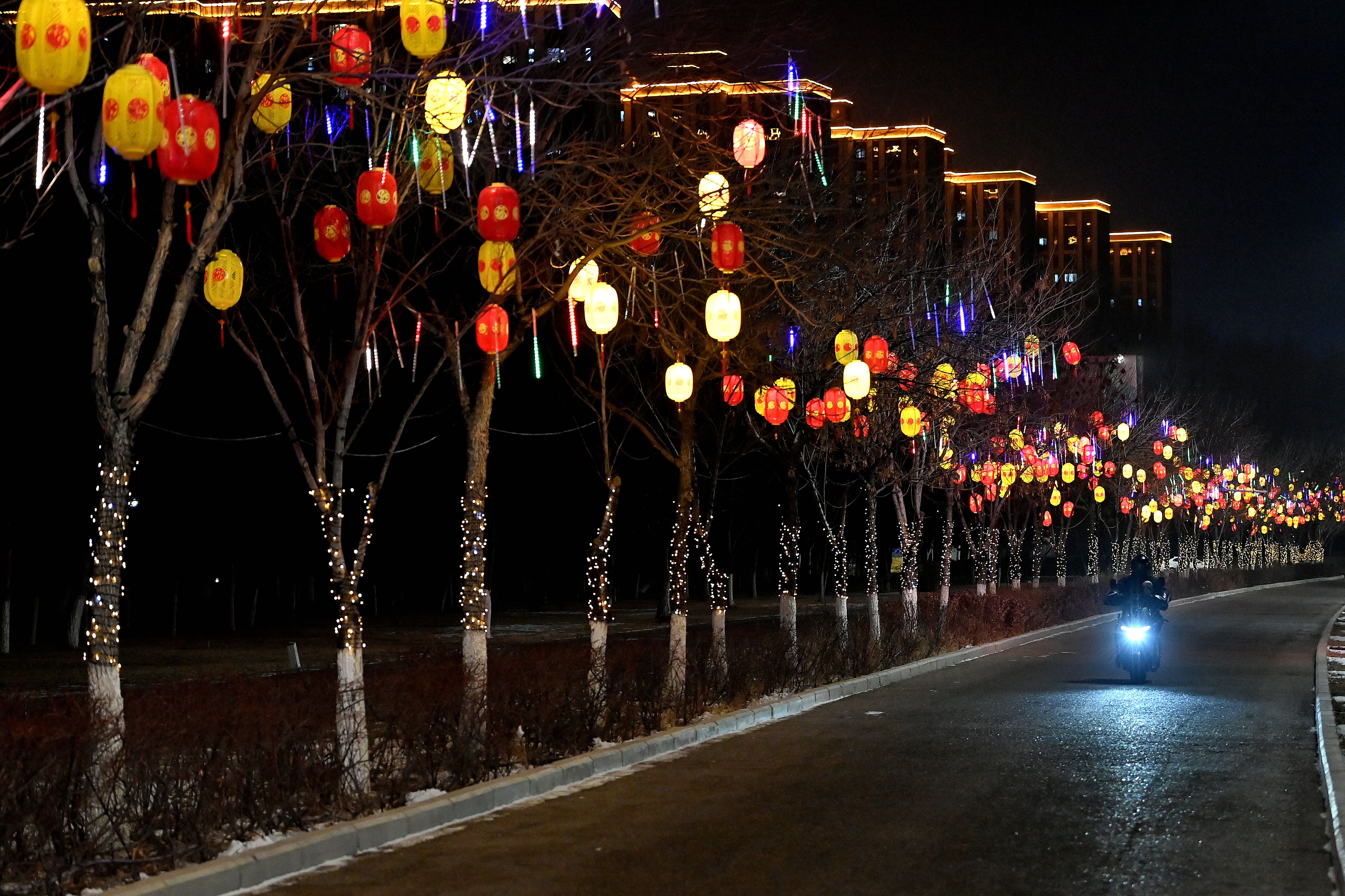 金马贺岁春意浓 克拉玛依绚丽夜景扮靓佳节