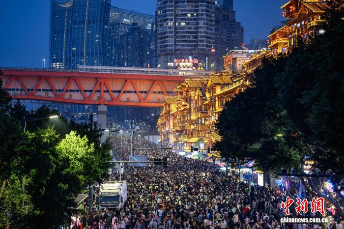 重庆开启“宠粉”模式 洪崖洞前道路封闭供游客安心赏景 (新春走基层)重庆开启“宠粉”模式洪崖洞前道路封闭供游客安心赏景