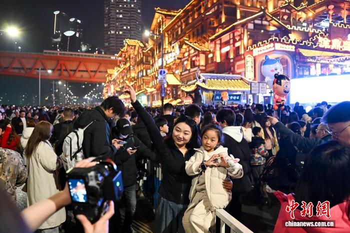 重庆开启“宠粉”模式 洪崖洞前道路封闭供游客安心赏景