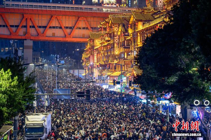 重庆开启“宠粉”模式 洪崖洞前道路封闭供游客安心赏景