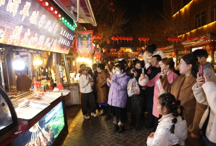 过年人潮已刷屏！新疆各地新年活动扎堆 满城都是人人人