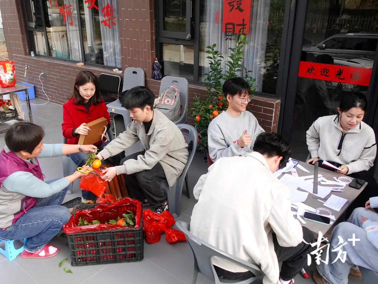时代的年味|“00后”大学生回乡接棒办“村晚”