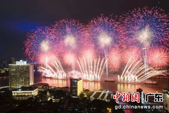 15万发焰火耀珠江 打造“天上吉光”景观 15万发焰火耀珠江 打造“天上吉光”景观