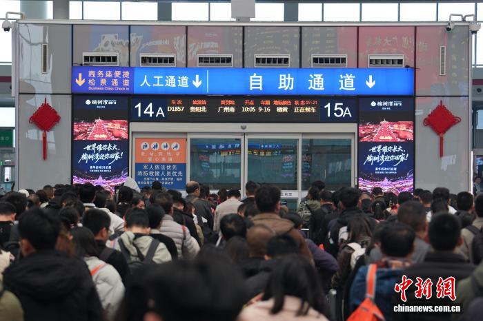 (新春走基层)开工首日贵阳北站开出首趟务工专列