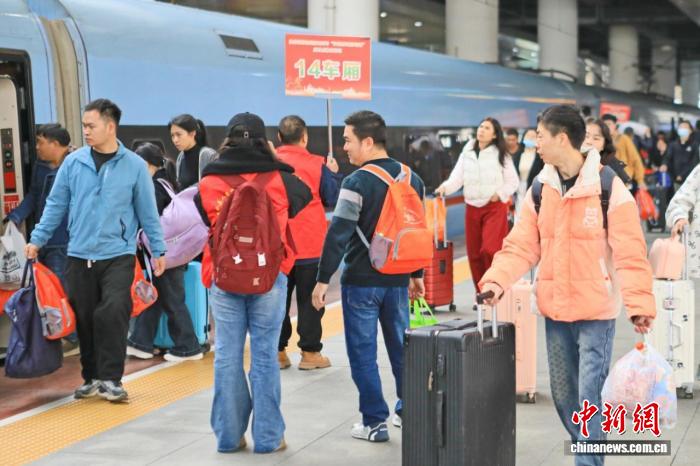 (新春走基层)开工首日贵阳北站开出首趟务工专列