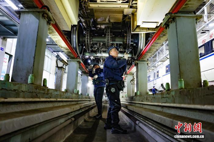 甘肃兰州:铁路地勤机械师精检细修 细节中守护春运归途甘肃