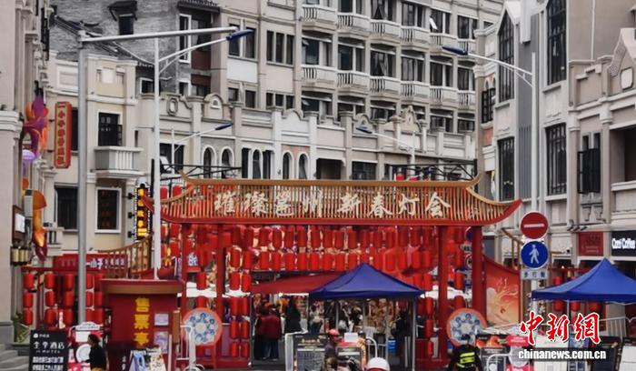 图为南宁市一历史文化街区举办新春灯会吸引消费者。林浩 摄
