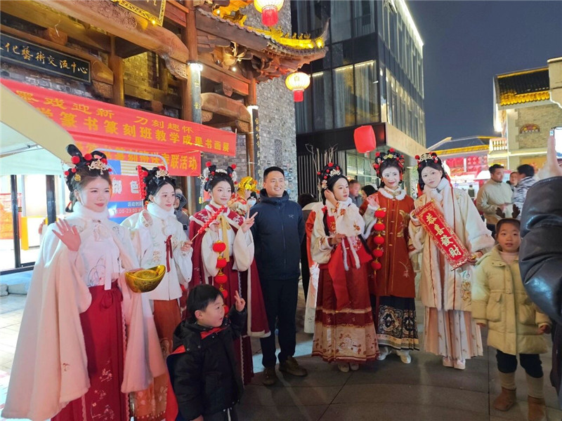 商圈民俗活动 。六安市文旅局供图