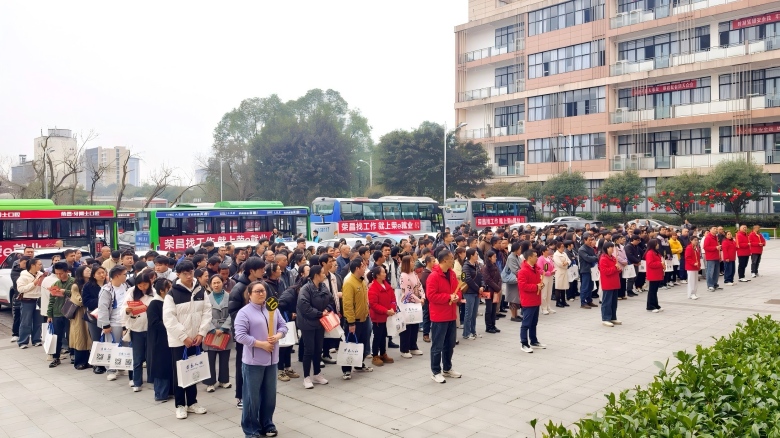 重庆荣昌组织500余人进企探岗 “就业专车”同步派送政策大礼包