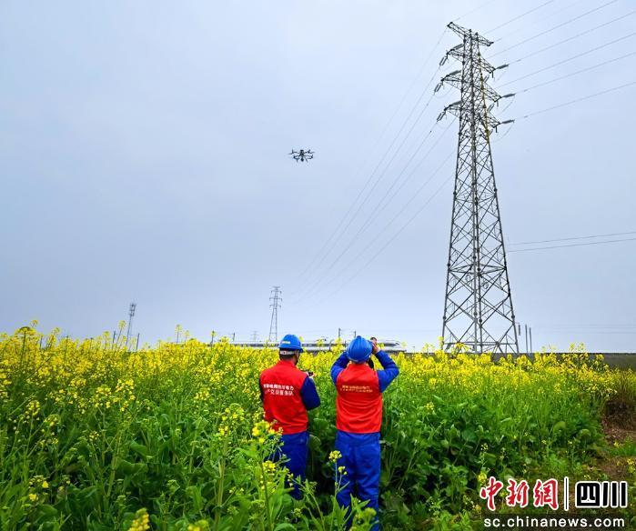 四川:上万名电力人春节坚守守护万家灯火