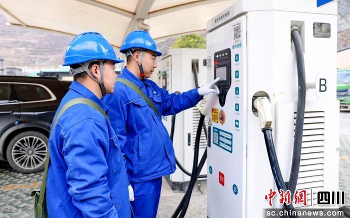 四川:上万名电力人春节坚守守护万家灯火