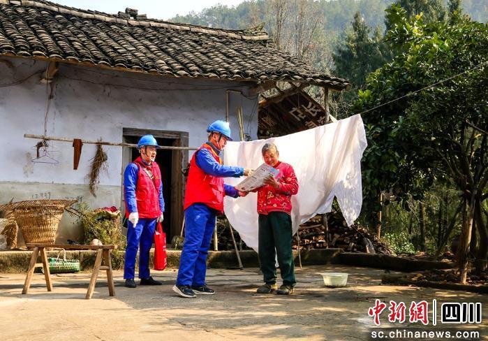 四川:上万名电力人春节坚守守护万家灯火