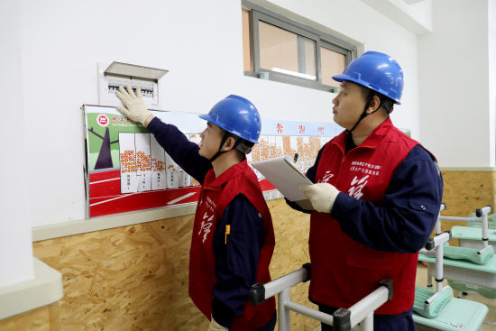 国网沈阳供电公司工作人员在开学前排查校内用电设施安全隐患。苑紫熙 摄