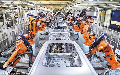 1月20日，长城汽车徐水分公司焊装车间，机器人在进行车身焊接组装。 本报记者 许佳奇摄