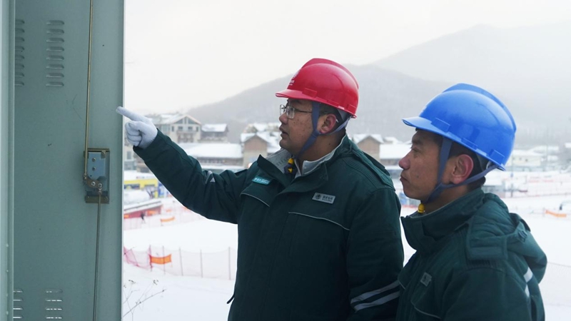吉林供电公司北大湖供电所李泓申和李阳在北大湖滑雪场对雪场配电箱开展巡视。