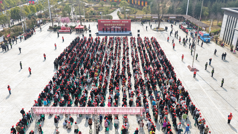昭通:1683名务工人员“点对点”专车返岗 农民工返岗欢送仪式--张捷摄