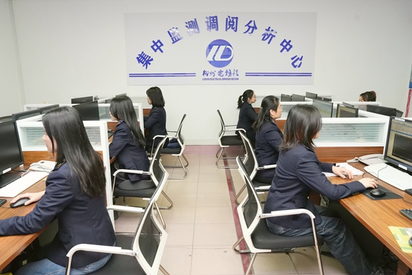 4.图为国铁南宁局柳州电务段集中监测调阅分析工区职工正在利用微机监测进行数据调阅（陈欢摄）.jpg