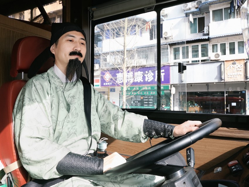 驾驶员化身为“杜甫”带领乘客沉浸式打卡成都各大景点。成都公交集团供图