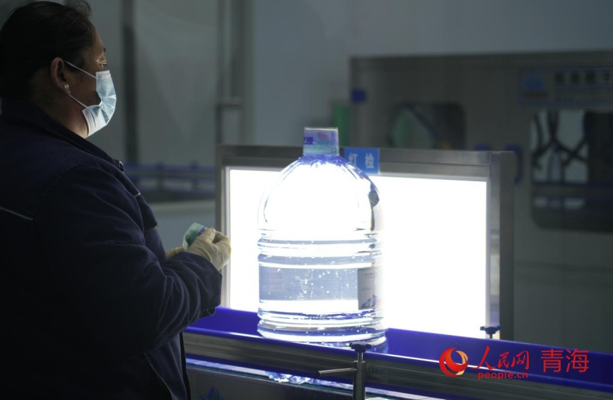 新春走基层丨戈壁滩上有好水 胡生霞在水厂工作。人民网记者 甘海琼摄