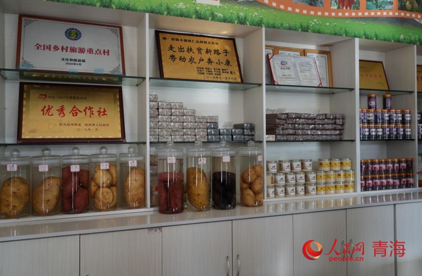 新春走基层丨戈壁滩上有好水 红柳村的农特产品。人民网记者 甘海琼摄