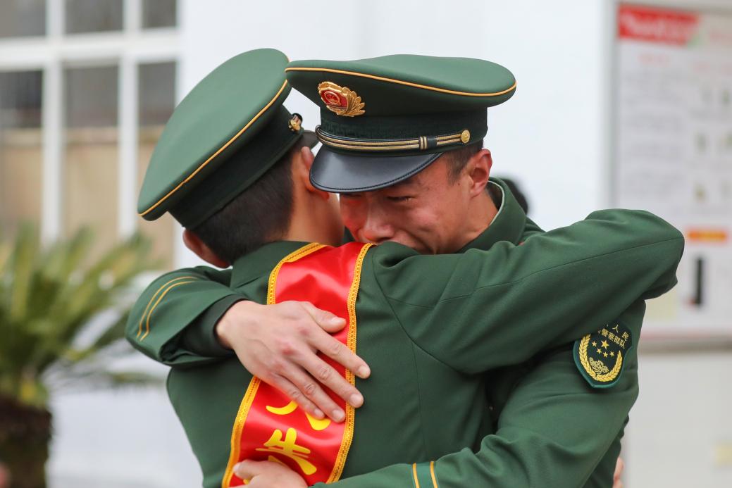 武警官兵卸甲荣归 驻地群众深情相送