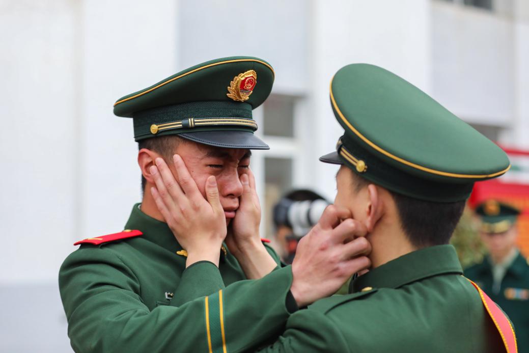 武警官兵卸甲荣归 驻地群众深情相送
