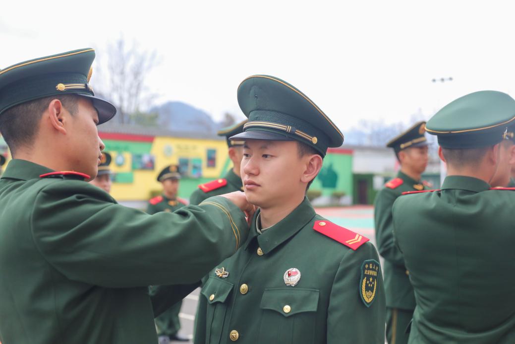 武警官兵卸甲荣归 驻地群众深情相送