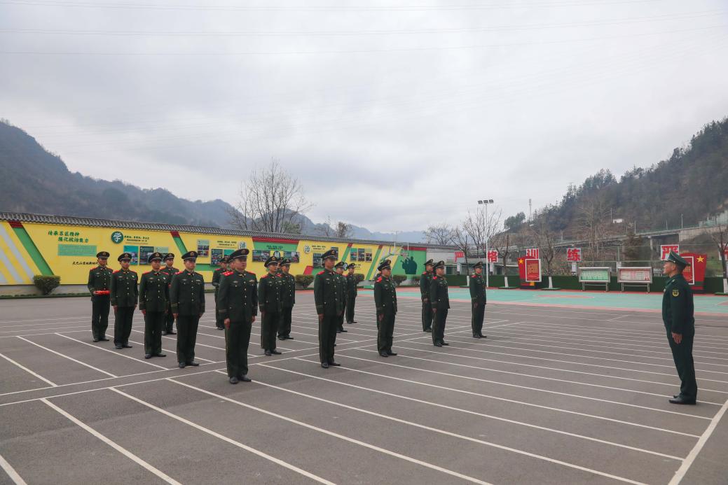 武警官兵卸甲荣归 驻地群众深情相送