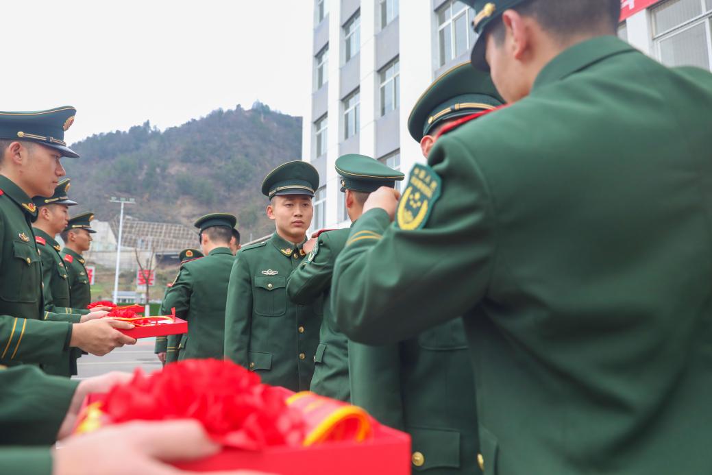 武警官兵卸甲荣归 驻地群众深情相送