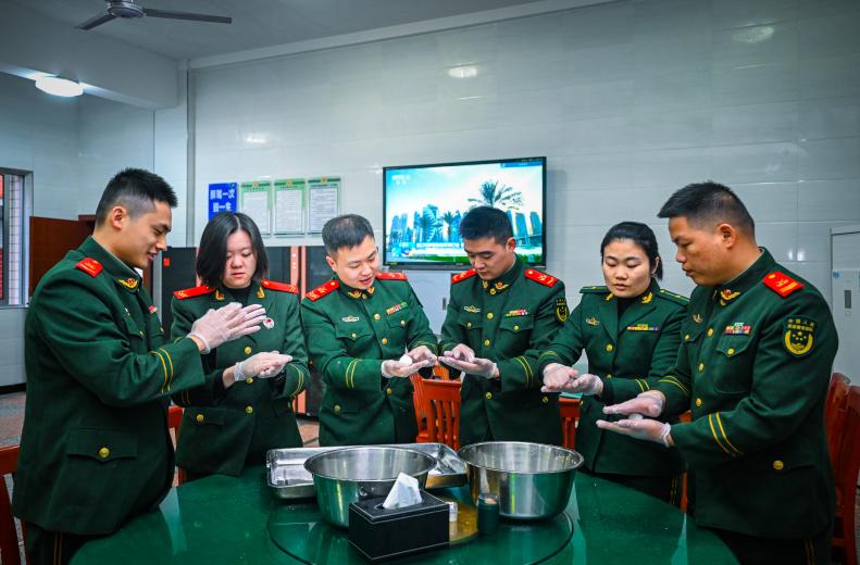 军营包元宵，年味更暖心