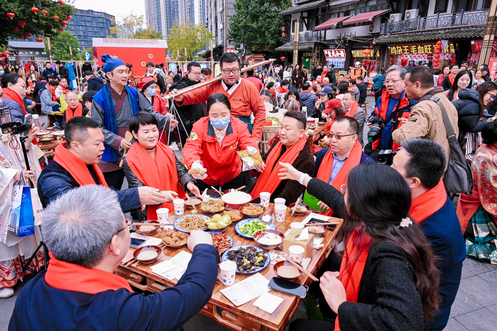 吃坝坝宴、体验渝味“360碗”……华侨华人在重庆过大年
