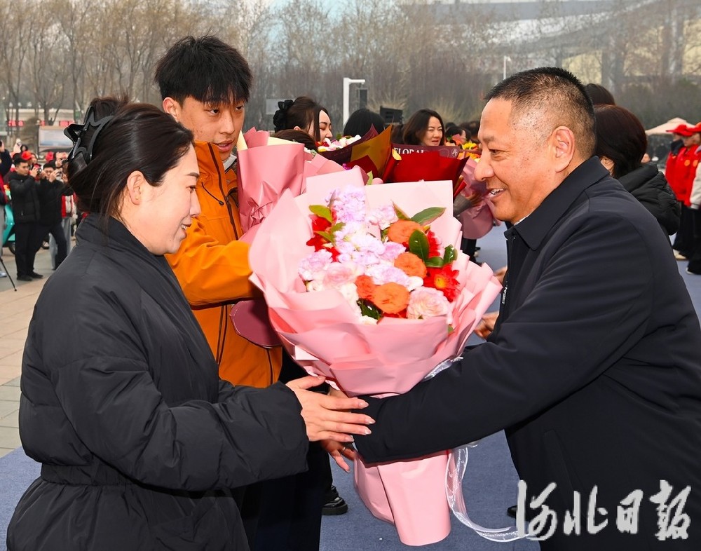 河北石家庄为千余名身边雷锋送鲜花
