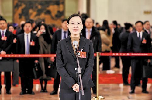 全国人大代表、衡水市医疗保障局局长顾雪走上“代表通道”，回答记者提问。 本报记者 赵海江 霍艳恩摄