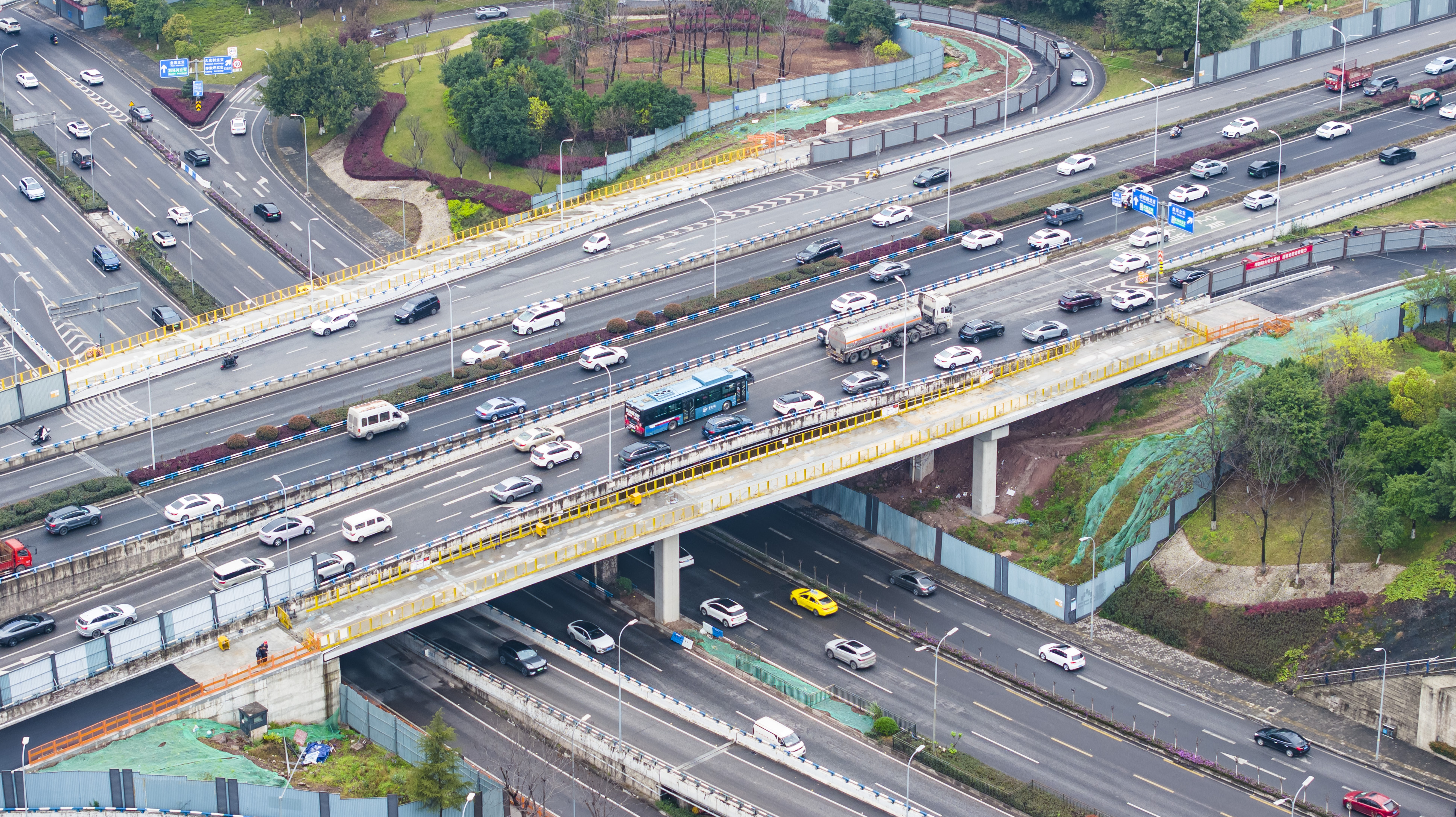 重庆两江新区：进度45% 三纵线柏树堡立交至北环立交改造项目加速施工