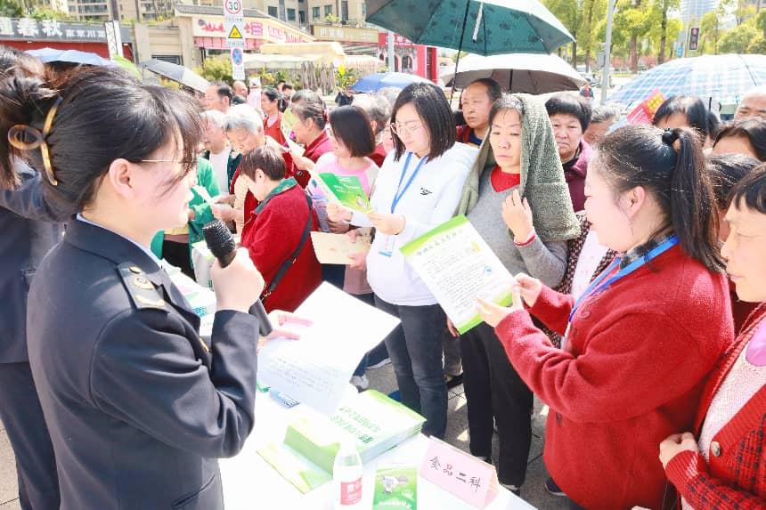 重庆巴南区“3·15”消费维权进社区 “银发维权驿站”亮相护航群众消费安全