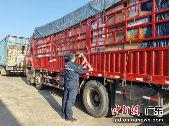 广东海警联合烟草部门集中销毁逾万支走私香烟 海警执法人员封存涉案香烟。广东海警局 供图
