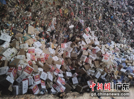 广东海警联合烟草部门集中销毁逾万支走私香烟 倒入处理池的涉案香烟。广东海警局 供图