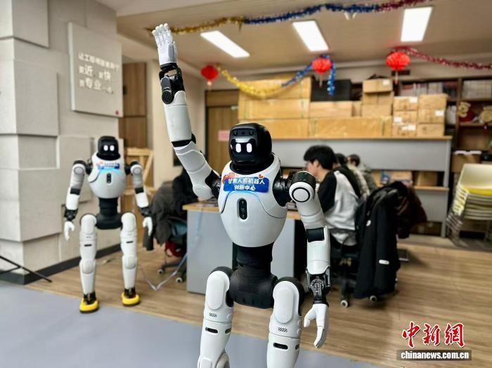 西北青年“调教”人形机器人:说兰州话、跳敦煌舞