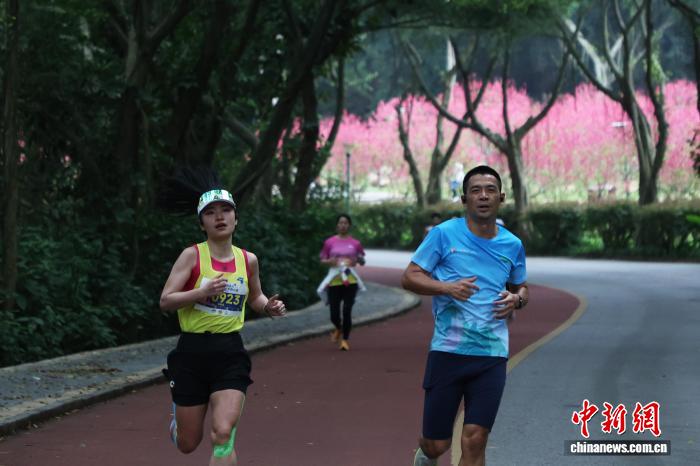 3月15日，“拥抱春天”南宁青秀山花季跑山赛举行，吸引3000名跑步爱好者参与。图为比赛现场。南宁市体育局 供图
