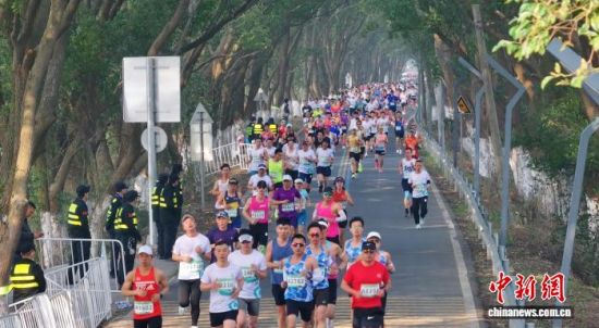 4000名跑友齐聚洪城“最美赛道” 竞逐2026南昌鄱阳湖半程马拉松 图为2026南昌鄱阳湖半程马拉松比赛现场。南昌高新区融媒体中心供图