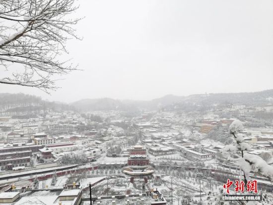 青海迎来大范围雨雪天气 有效增墒助力春耕 图为西宁市湟中区鲁沙尔镇被白雪覆盖。青海省气象局 供图