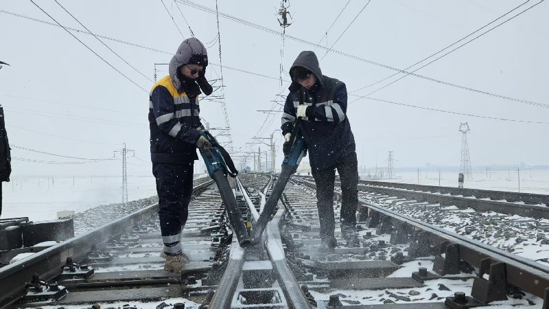 关角山下除雪忙 关角山下除雪忙